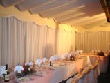 Mesa servida para evento de matrimonio